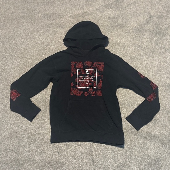 La familia Other - Black Hoodie with Red Floral Design